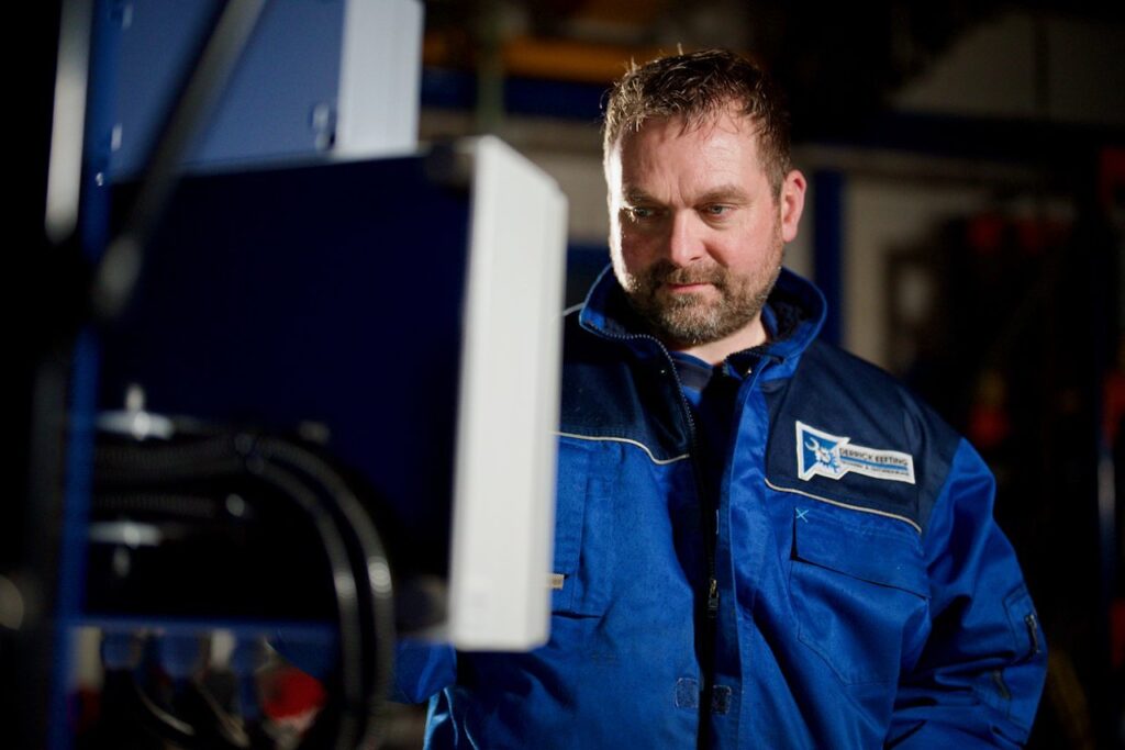 Derrick Eefting van Eefting Techniek & Ontwikkeling in de werkplaats in Ter Apel